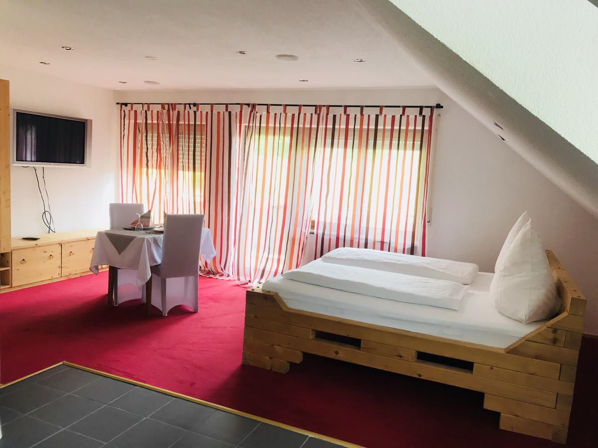 Hotel Gasthof Zum Lowen Wiechs am Randen Екстер'єр фото